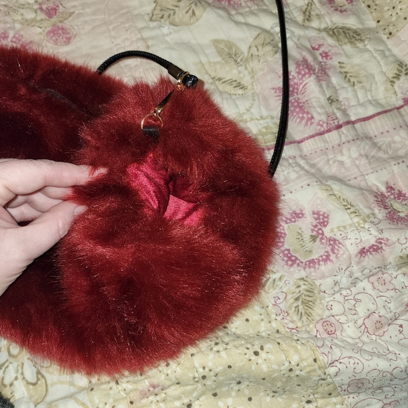 Burgundy faux fur muff baguette NWT - Picture 3 of 3
